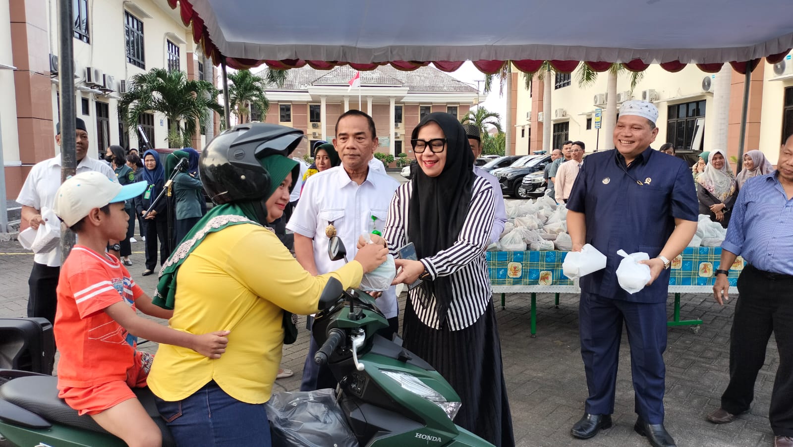 Berbagi Berkah Ramadhan, Aparatur Dilmiltun Surabaya Bagikan Takjil Kepada Masyarakat Sekitar